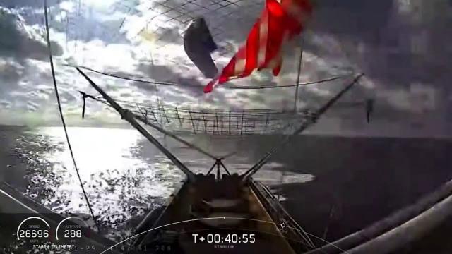 SpaceX caught rocket's payload fairing on net-weilding boat