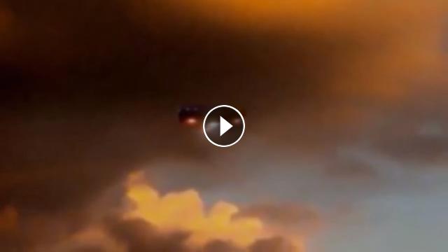 Нло за твои глаза клип. Прямоугольный летающий объект. НЛО 2018. НЛО прячется за облаками. Инопланетяне улетают.