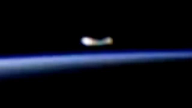 Mysterious UFO Spotted above Earth’s Surface on NASA Live Stream (ISS) - FindingUFO