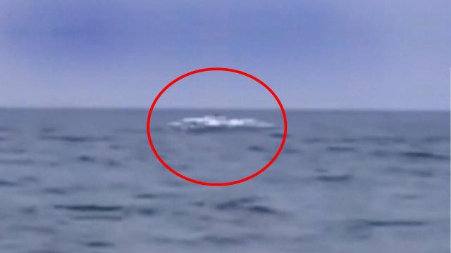 Amazing UFO Landing Video!! UFO Landing On Sea Caught On Camera!!