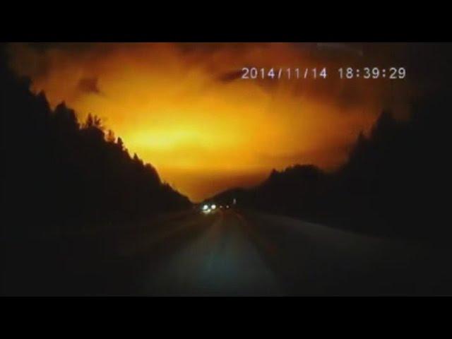 UFO, Meteor? Massive explosion in the sky over Russia from 2 angles November 2014