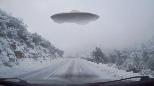 ???? Huge UFO Filmed By Driver In Colorado (CGI)