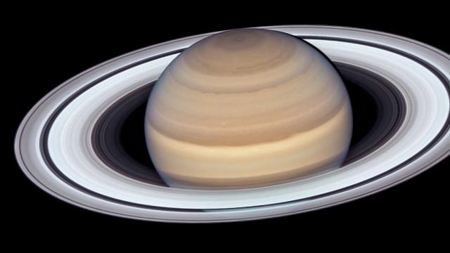 Hubble Snaps Amazing View of Saturn