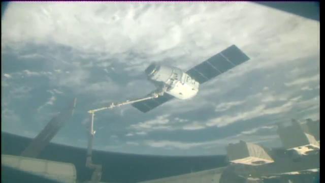 Space Station Captures SpaceX Dragon in Time-Lapse Video