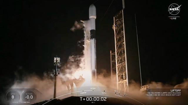 Blastoff! SpaceX launches Intuitive Machines lander to the moon