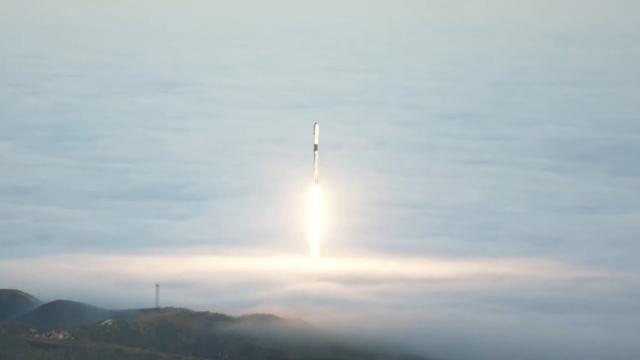 SpaceX Falcon 9 soars through Vandenberg fog to launch 46 Starlink satellites, nails landing
