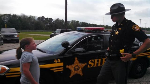 Cops Buys Lemonade At Girl’s Stand And Returns Next Day, But Not To Buy More