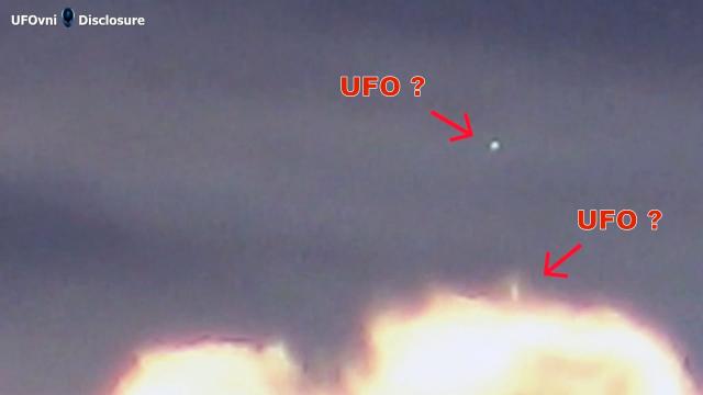 2 Lights UFOs Out Of The Cloud, July 28, 2016 - 09:08pm (Video)