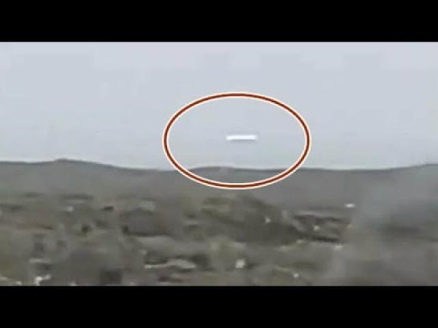 Cigar shaped UFO filmed in Iceland