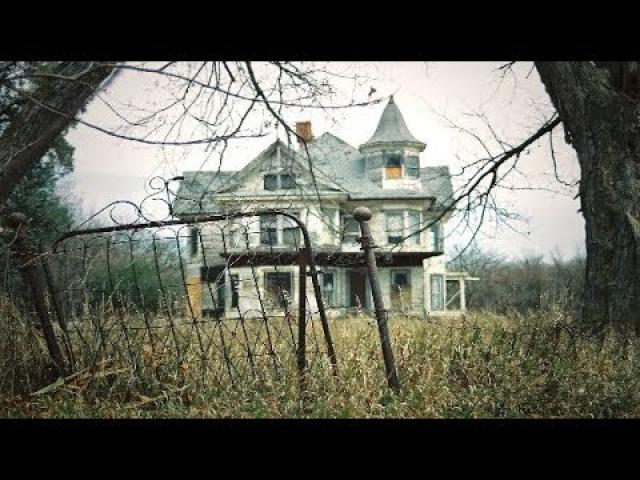 This Abandoned House Looks So Untouched, Exploring It Was Like Entering a Time Capsule