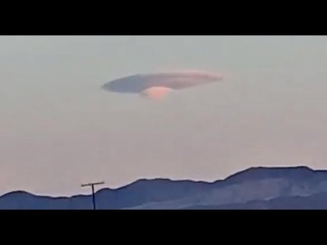 1KM Long UFO Seen Over Mountain Range Heading Towards Nellis AFB