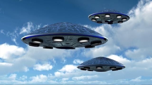 High-Speed UFO Sighting Caught On Tape | Alien Sightings 2017