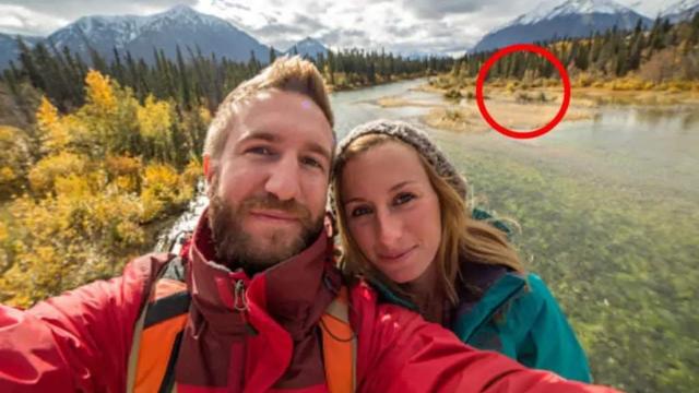 Couple Makes Selfie On Vacation – But Then They Discover Something Incredible In The Background!