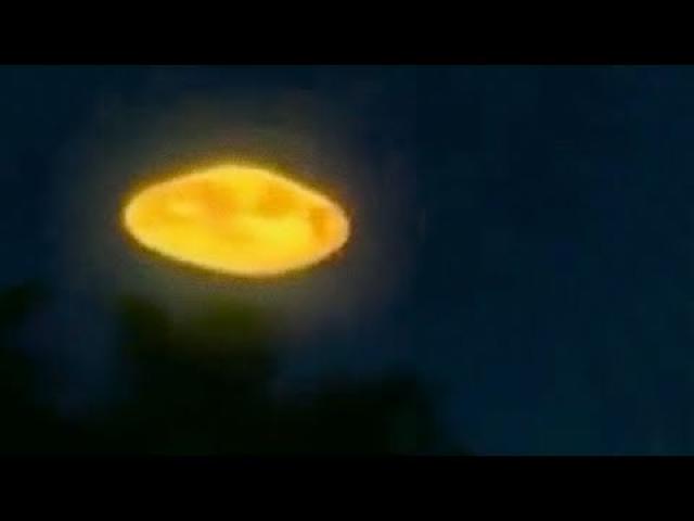 Orange UFO Filmed at Night ! ????
