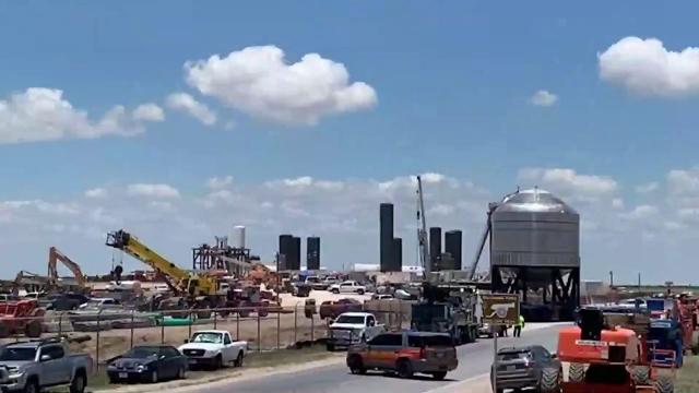 Big SpaceX Starship SN7 tank on the move in time-lapse video