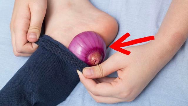 Put an Onion in Your Sock Before Bed And This is What Will Happen To Your Body !