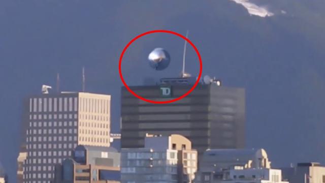 Mysterious UFO With A Beam Of Light Caught On Camera!!