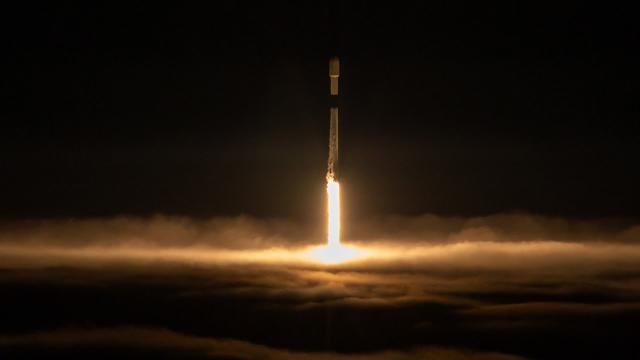 SpaceX launches 15 Starlink satellites from foggy Vandenberg, nails landing