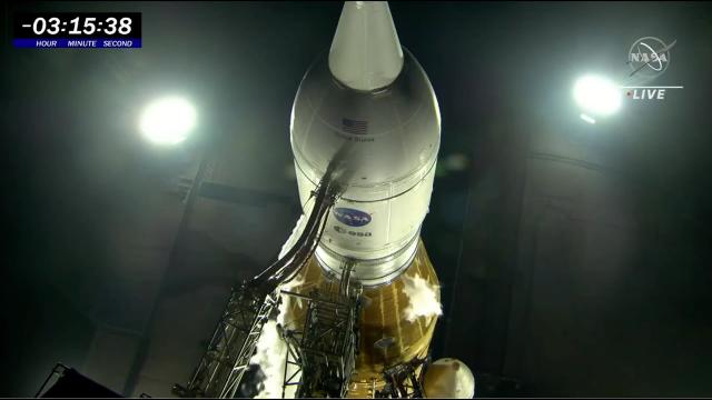 Artemis 1 moon rocket springs intermittent leak, 'Red Crew' may take pad trip