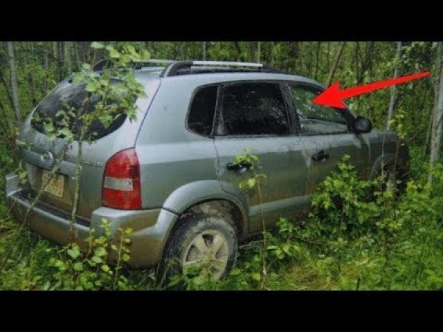 Teens find abandoned car in woods – look on the seat and realize something is very wrong