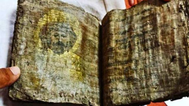 Pawnshop Owner Is Amazed When Expert Identifies Boy’s Grandmother’s Book As A Rare Artifact