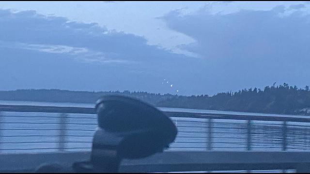 Row of luminous objects sighted in Federal Way, Washington