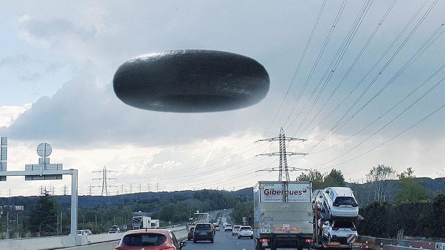 ???? Huge Ring UFO Over The Road In France (CGI)