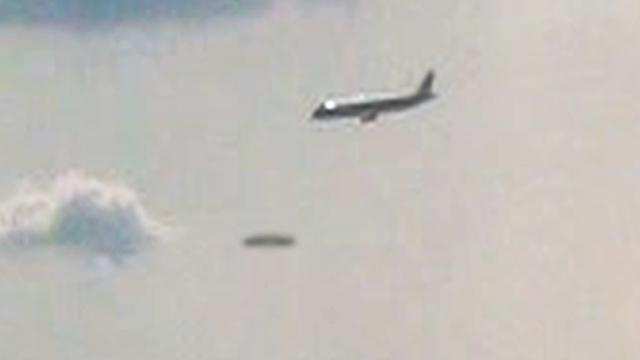 Best UFO Sightings! Airliner Avoiding Mid Air Collision With UFO