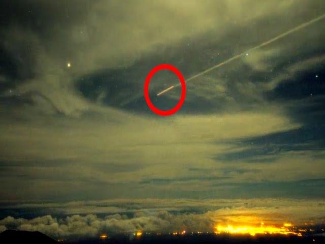 UFO Sightings Astronomer's Capture UFO Entering Earths Atmosphere? Mind Bending Footage!