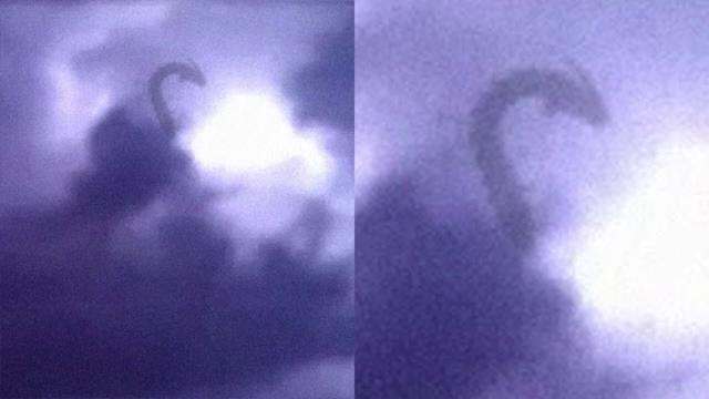 Alien Sighting Caught On Camera | Weird Alien Like Creature Captured During Lightning In Los Angeles