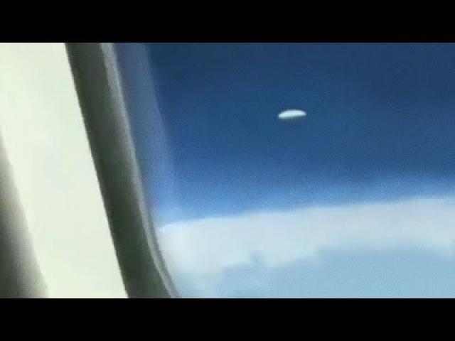 Tic-Tac UFO Filmed from Airplane Window ????