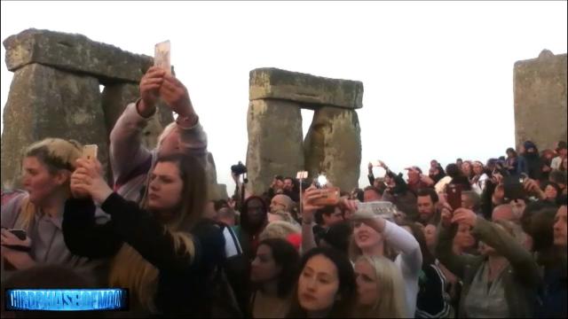 What Just Happened At Stonehenge? Thousands Eyewitness Alien Craft? Star Gate Portal? 2017