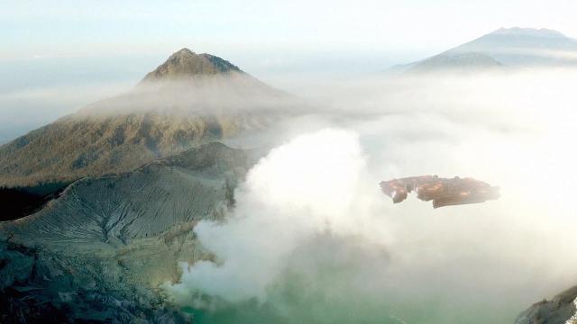 ???? Strange UFO Spotted Over Volcano Crater in New Zealand (CGI)