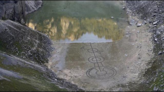 Mysterious “crop circle” symbol appears at the bottom of the draining Blue Lake in Croatia