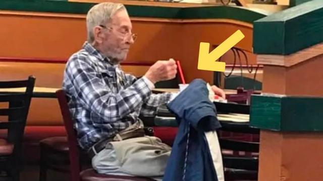 This Old Man Has Suffered Alone And Restaurant Staff Are Slowly Starting To Notice Something Wrong
