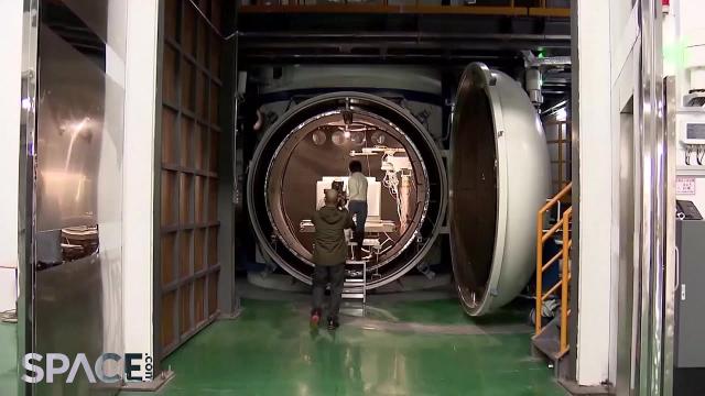 Peek inside a space environment simulation chamber in China