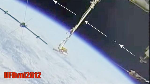 ????UFO Quickly Skims Our Earth, Live Views From ????ISS