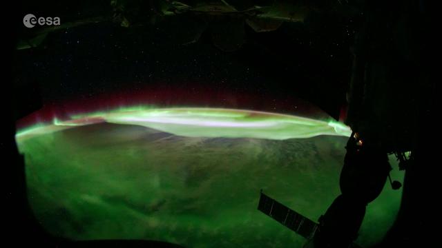 Spectacular Aurora Australis Snapped from Space - Time-Lapse Video
