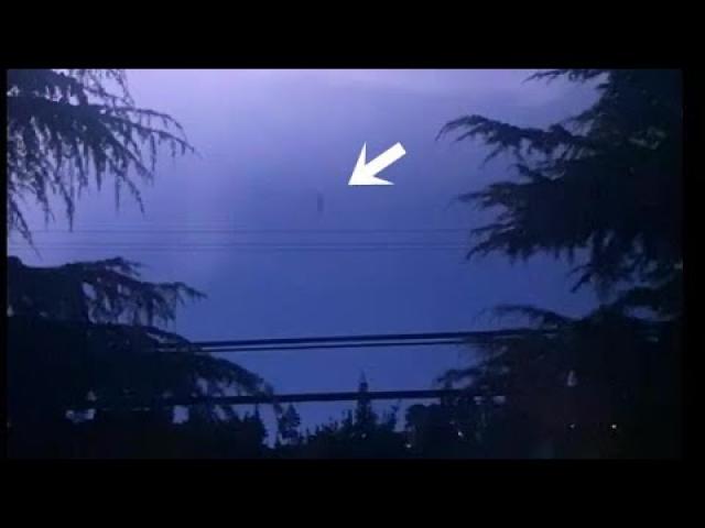 UFO sighting during lightning storm in Nanaimo, British Columbia, Canada