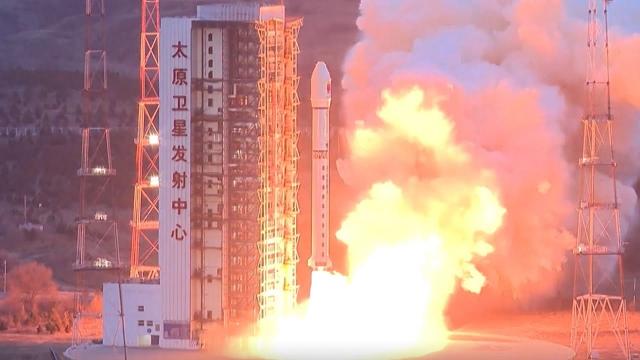 China’s Long March 2D launches first Hongtu-1 model satellites, rocket sheds tiles