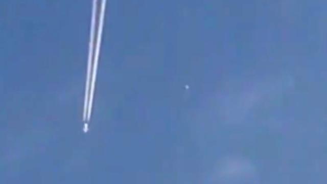 Incredible Fast Moving UFO Sphere Overtaking Airplane over Nottingham (Maryland) - FindingUFO
