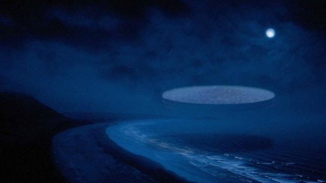 Large Disc-shaped UFO filmed on Californian Coast !!! Dec 2016