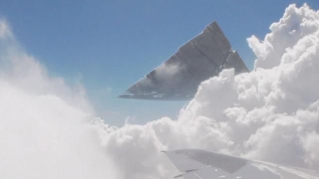 Pyramid UFO in the clouds filmed from airplane over HAWAII ! Dec 2016