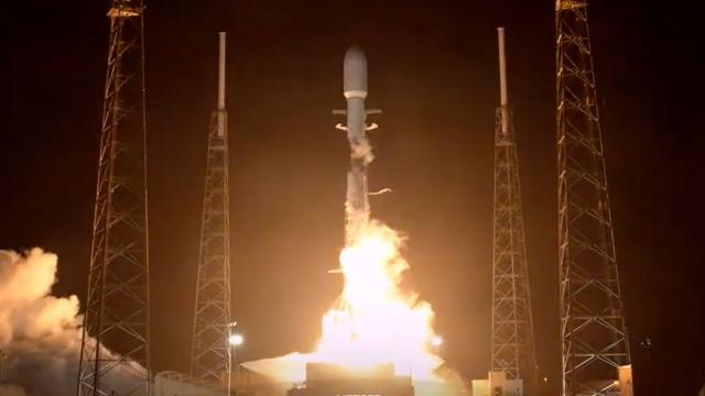 Blastoff! SpaceX launches 22 Starlink satellites from Florida, nails landing at sea