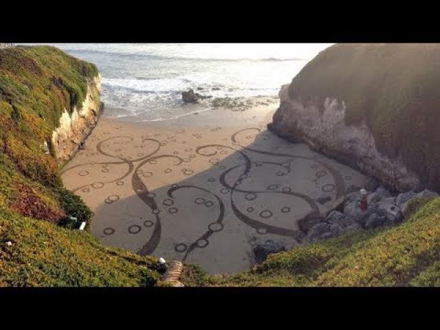 Artist Turns Beaches into Temporary Geometric Artworks