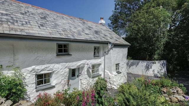 This House Is Over 300 Years Old… But Step Inside And You’ll Find The LAST Thing You’d Expect!