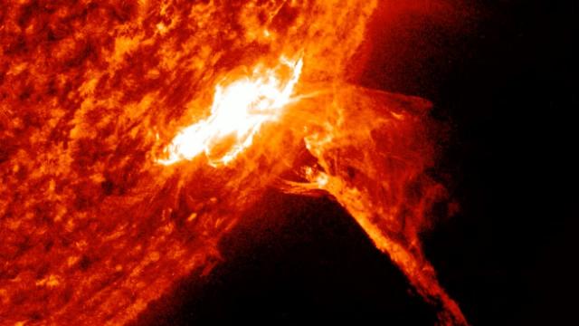 Sun blasts strong M4-class flare and spits fire! See spacecraft views