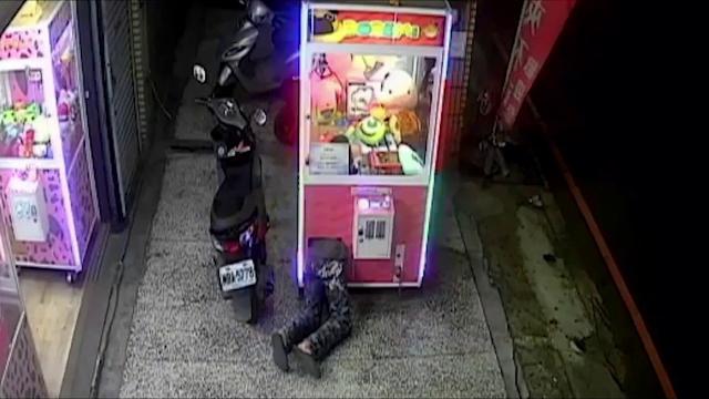 Watch World’s Most Flexible Cheat Climbs Inside Claw Grabber Game To Steal Cuddly Toy !