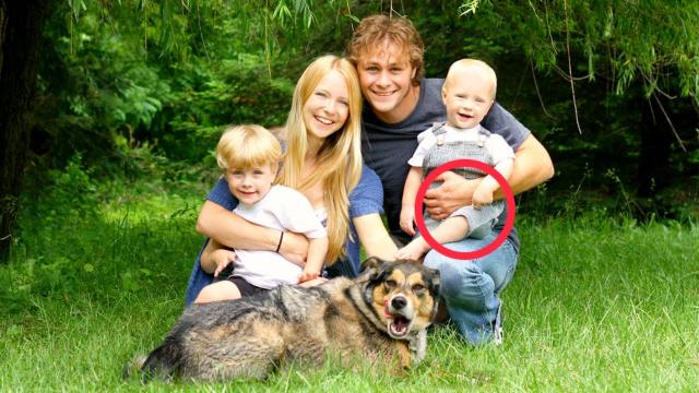 Parents Pose with Sons and Dog – When The Photographer Zooms In, She Gets The Scare Of Her Life