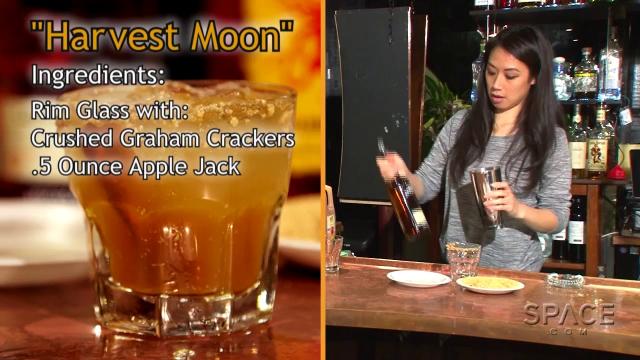 How To Mix A Harvest Moon - Pour This Fall Full Moon Cocktail!